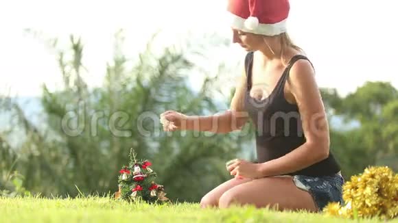 戴着圣诞帽戴着铃铛的女孩视频的预览图