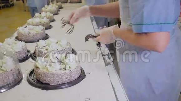 糖果在传送带上装饰蛋糕视频的预览图
