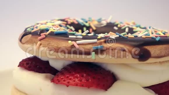 合上甜甜圈香草三明治蛋糕视频的预览图