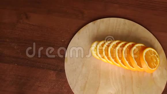 在一张木桌上特写多汁的橘子切片视频的预览图