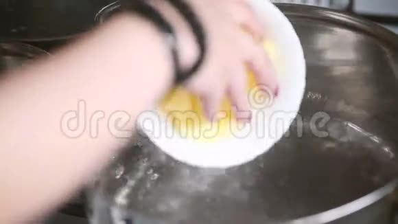 厨师在一锅热水中加入切碎的土豆视频的预览图