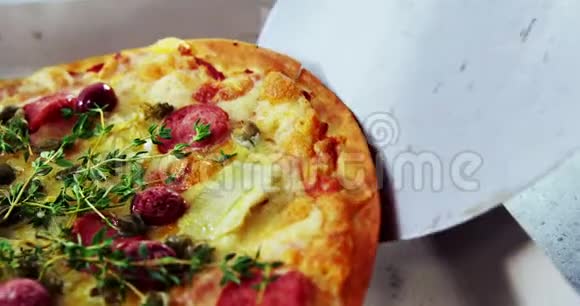 带橄榄浇头的烤披萨视频的预览图
