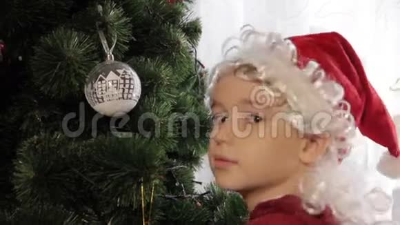 小男孩帮他妈妈装饰圣诞树视频的预览图