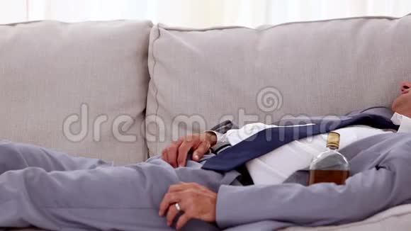 酗酒的商人躺在沙发上睡觉视频的预览图