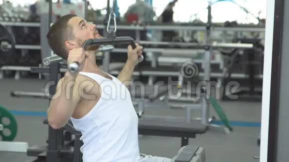 年轻的肌肉男在健身房训练运动员体重训练视频的预览图