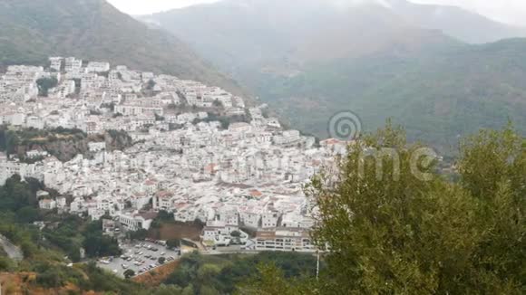 西班牙安达的白色村庄令人惊叹许多白色的房子在山上很高尽收眼底视频的预览图