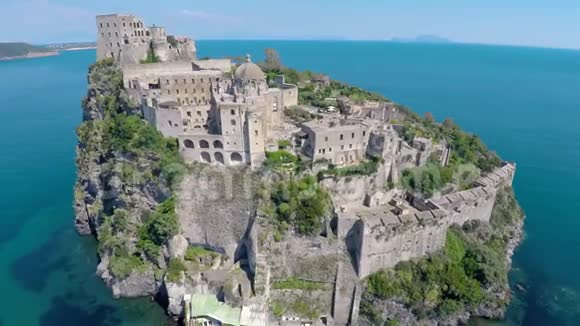 意大利旅游景点伊希亚中世纪阿拉贡城堡鸟瞰视频的预览图