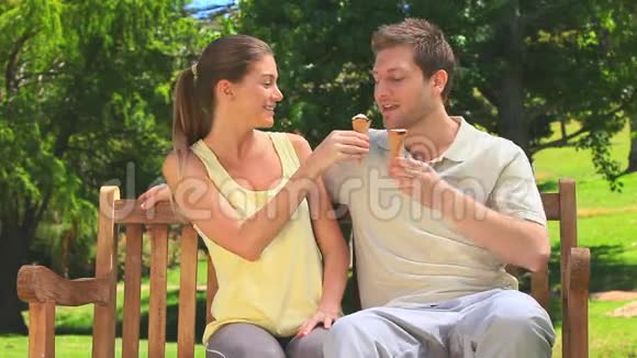 可爱的夫妇吃冰淇淋视频的预览图
