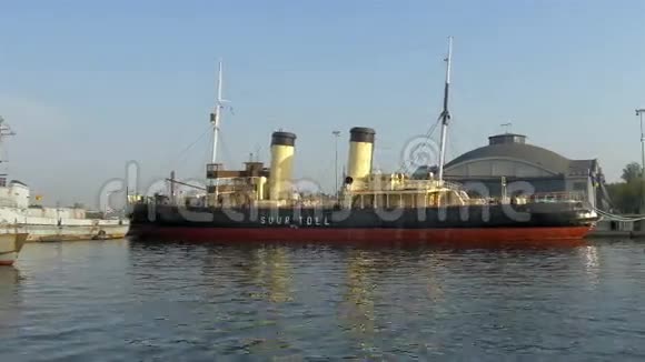 一艘大船和一艘小船停靠在爱沙尼亚GH44KUHD港的码头上视频的预览图