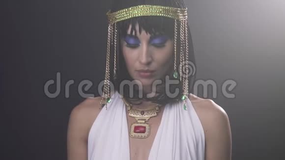 埃及女王克利奥帕特拉与金色皇冠和蓝色化妆视频的预览图