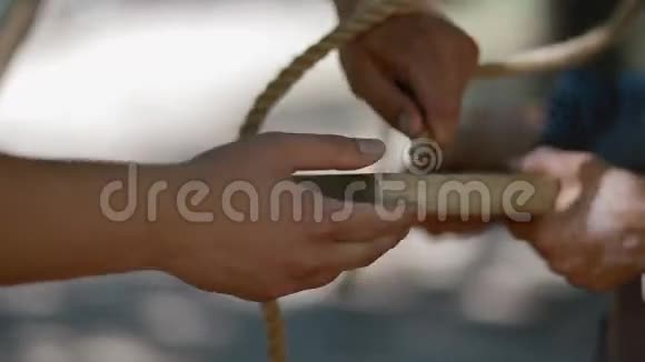 两个人试图把绳子放在洞里视频的预览图
