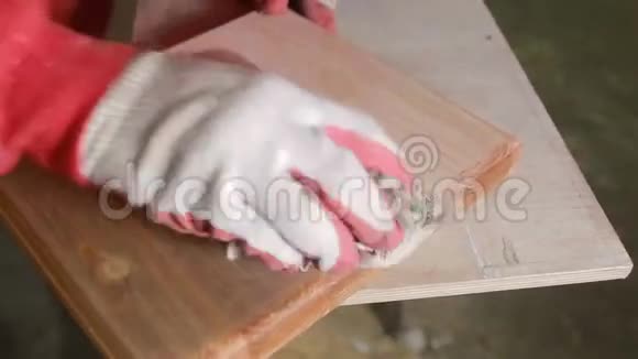 木匠用干木头盖上现代菌斑视频的预览图