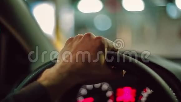 开车的人的手关门视频的预览图