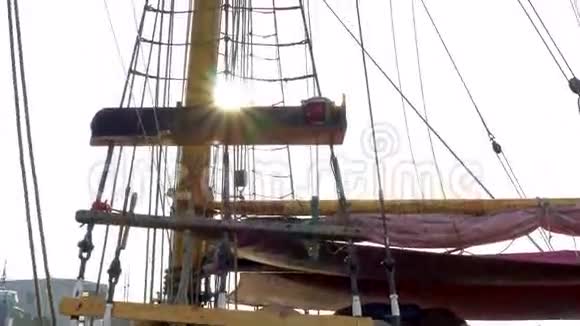 连接帆船标志GH44KUHD的大绳视频的预览图