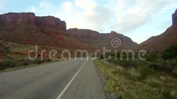 开车穿过犹他州视频的预览图