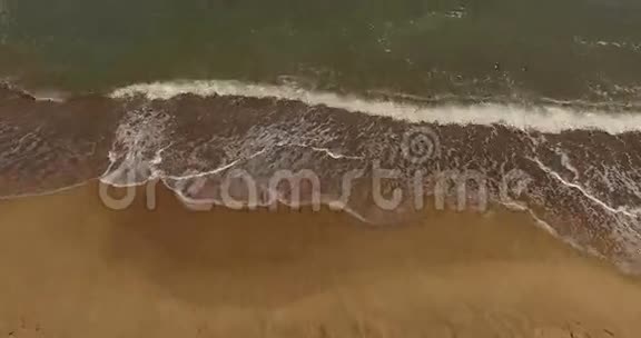 夏日在沙滩上的海浪视频的预览图