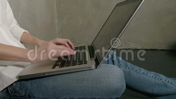 自由职业者女性在家里使用笔记本电脑视频的预览图