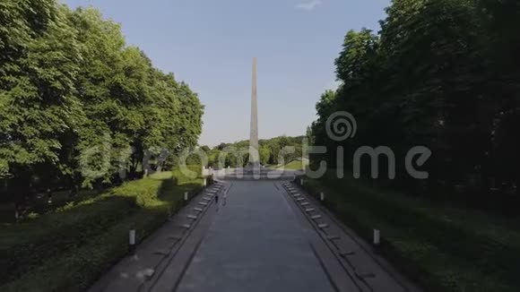 空中无人机纪念碑广场城市人视频的预览图