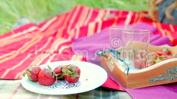 夏天的野餐有草莓和牛奶视频的预览图