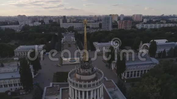 空中无人机广场城市人们日落视频的预览图