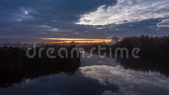春天的湖在黎明水中云的反射视频的预览图