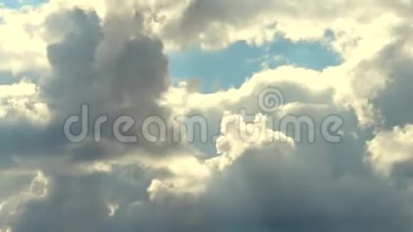 蓝天上的云动视频的预览图