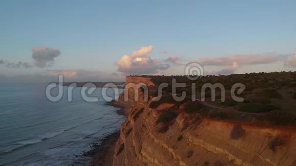 美丽的4K无人驾驶飞机日落在阿尔加维葡萄牙视频的预览图