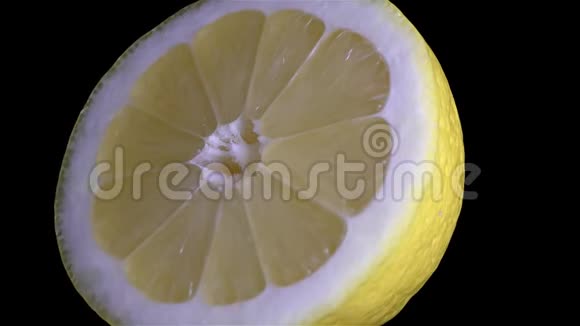 切黄柠檬黑色背景上的宏观近景视频的预览图