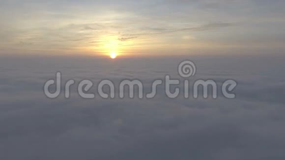 在云层上方的风景飞行朝太阳飞去视频的预览图