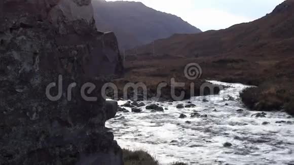 山涧流过苏格兰一间废弃的小屋视频的预览图