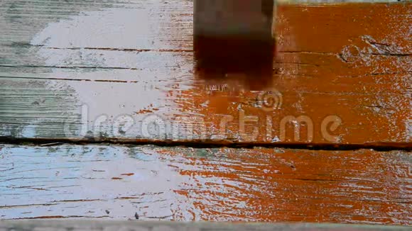 旧楼梯用红色油漆的人视频的预览图