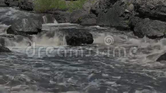 乌拉尔河水流湍急视频的预览图