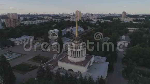 空中无人机广场城市人们日落视频的预览图