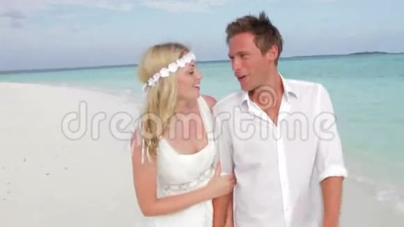 美丽海滩婚礼上的情侣视频的预览图