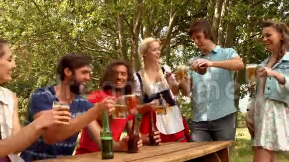 高质量的朋友群庆祝啤酒节视频的预览图