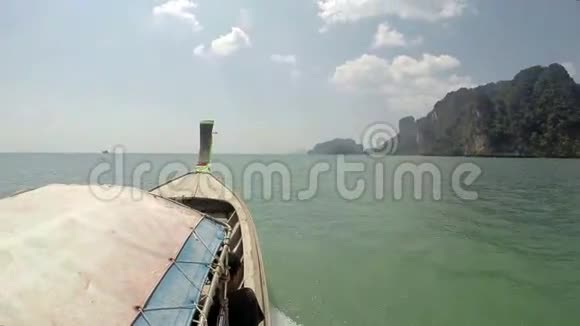 在海上快速划船到岛上视频的预览图