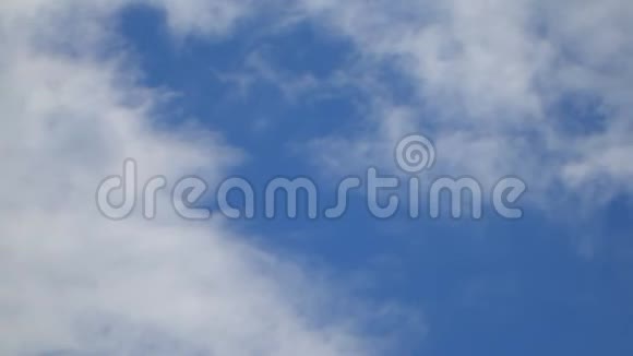 时间流逝的云滚滚的蓬松的云在移动白光云的时间流逝云穿过蓝天视频的预览图
