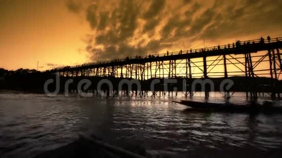 SapanMon桥剪影下午在Tha的KanchanaburiSangkhlaburi区横跨河的木桥视频的预览图