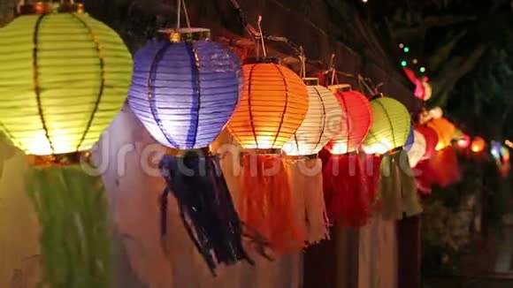 篱笆上的亚洲灯笼视频的预览图