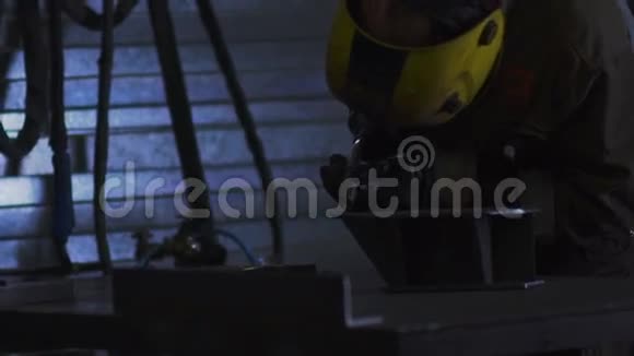 慢动作工厂钢结构电轮磨削视频的预览图