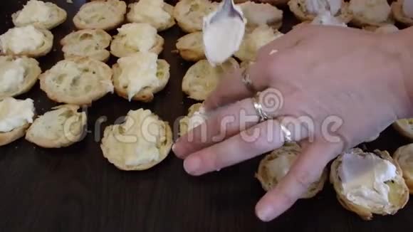 奶油泡芙圈蛋糕视频的预览图