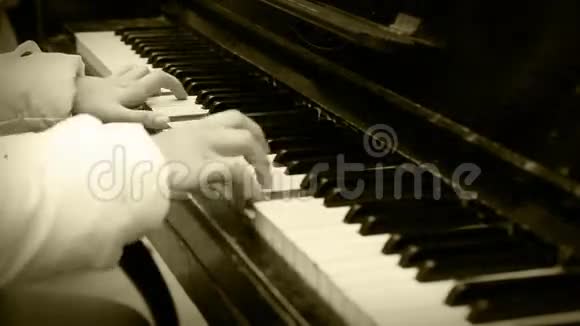老电影效果快速动作钢琴手侧拍视频的预览图