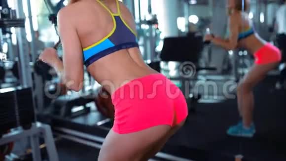 体育运动的年轻女性在健身房锻炼视频的预览图