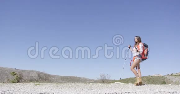 年轻的女游客散步视频的预览图