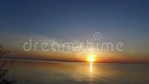 沿着一个大湖的岸边散步湖面上美丽的日落视频的预览图