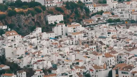 许多白色的房子高在山上全景令人惊叹的美丽的白色村庄安达在西班牙视频的预览图