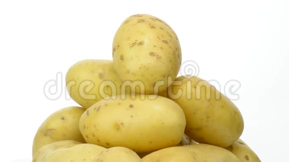 新鲜的土豆山白色的背景视频的预览图