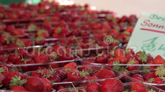 市场摊位与草莓视频的预览图