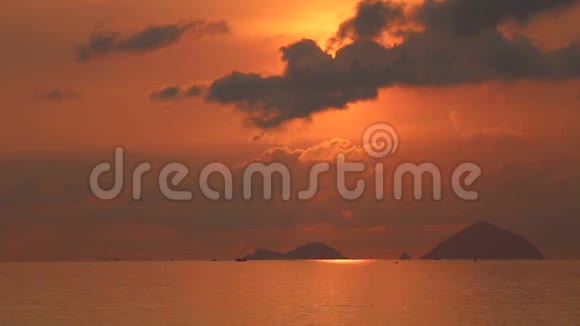 黎明时漂浮在海面和岛屿上的云观视频的预览图