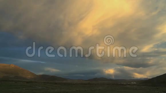 玻利维亚安第斯山脉日落时分的大云时间视频的预览图